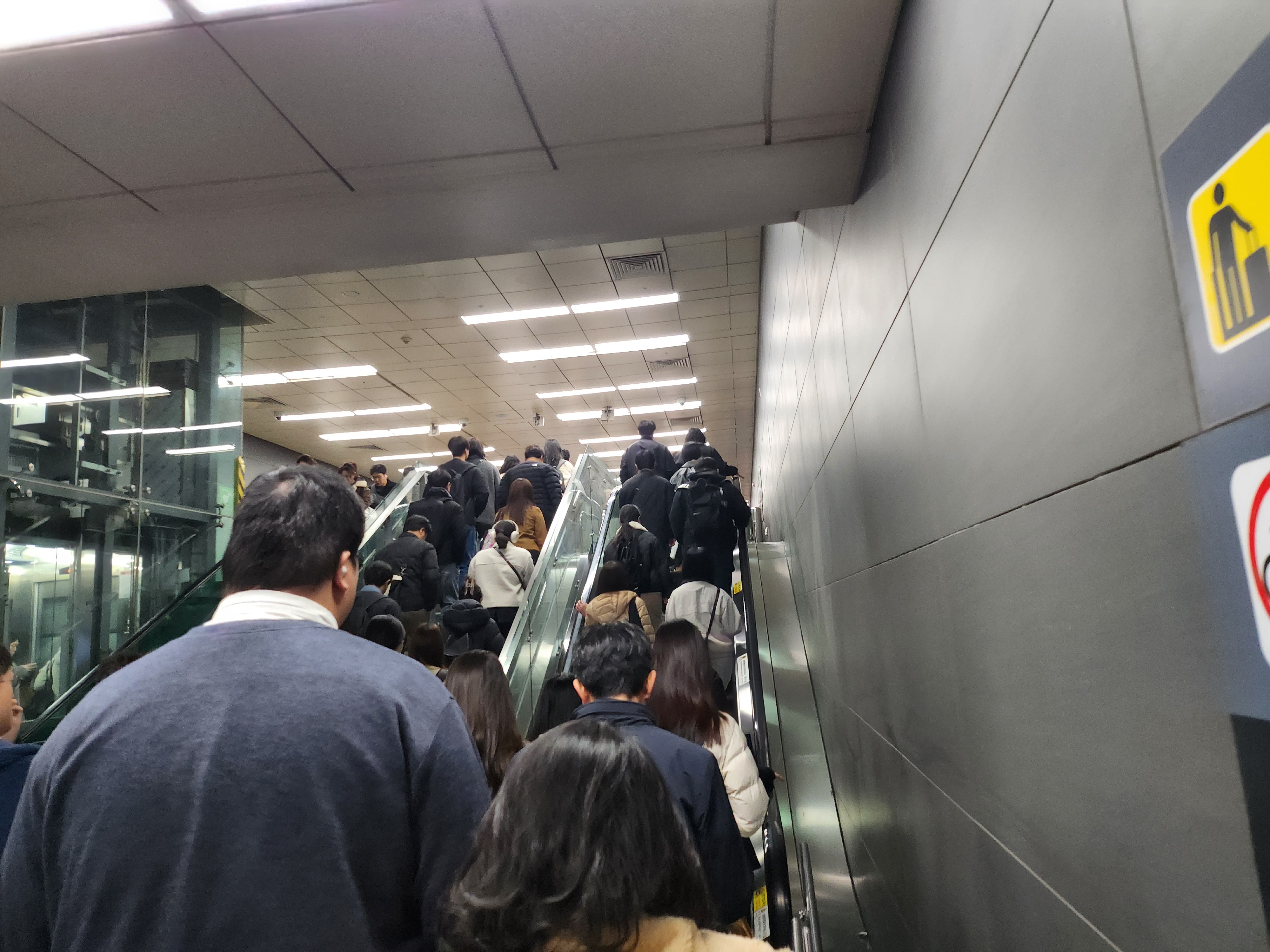 정부, 11년 만에 에스컬레이터 '두 줄 서기' 재추진…안전 및 설비 수명 확보